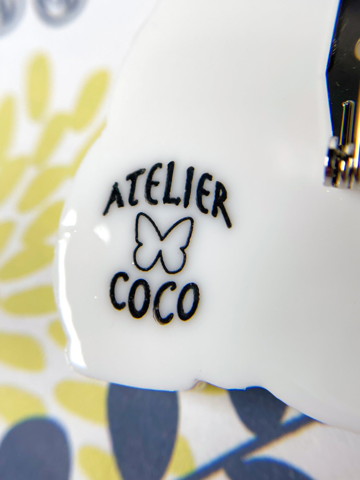 Egg Animal Brooch ~ White Cat ~