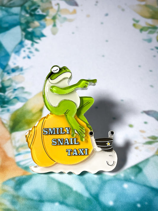 スマイリーカタツムリタクシーに乗ったカエルのブローチ