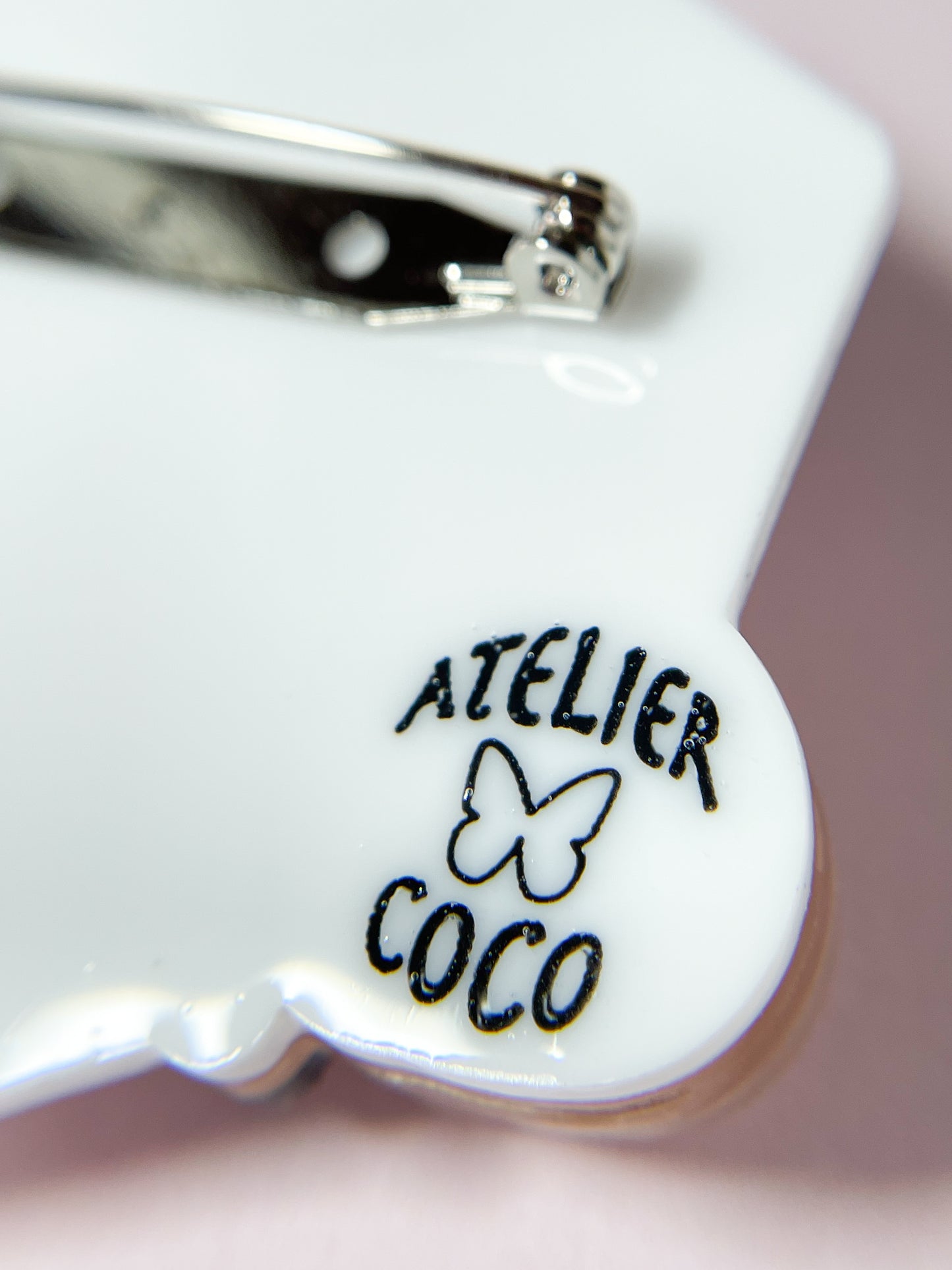 Bee Kind Brooch (Fawn pug)