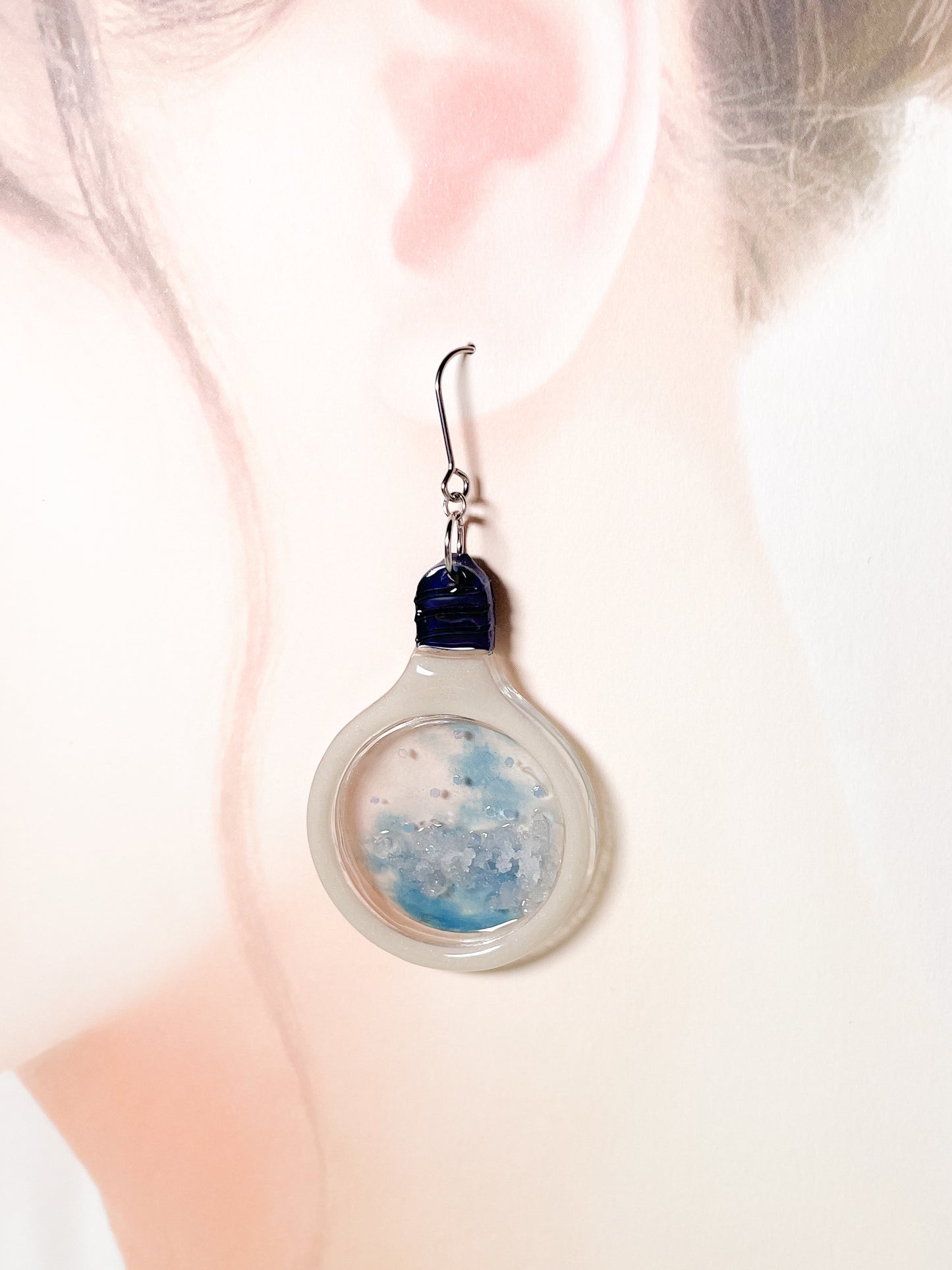 雪の電球ドロップピアス