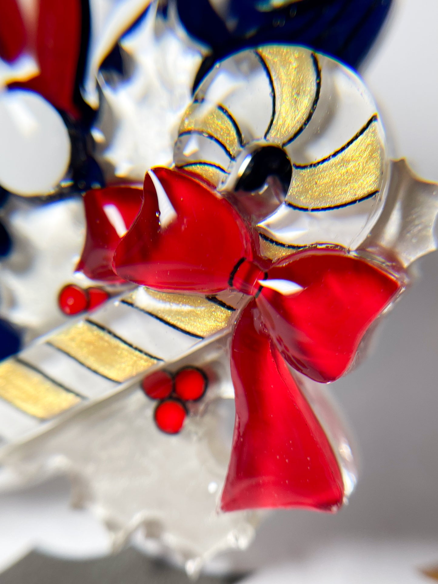 Christmas version of Japanese white-eye bird brooch (Navy blue)
