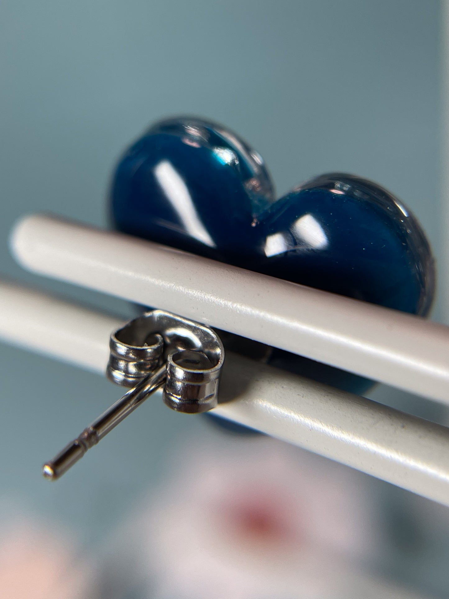Kissing birds stud earrings (Navy blue)