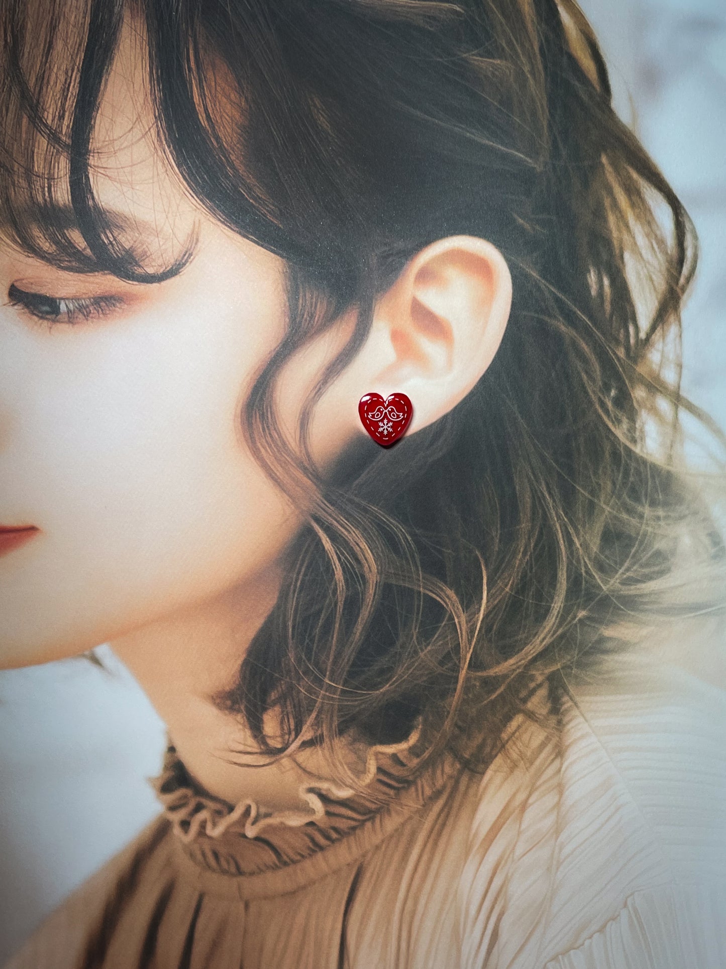 Kissing birds stud earrings (Dark red)