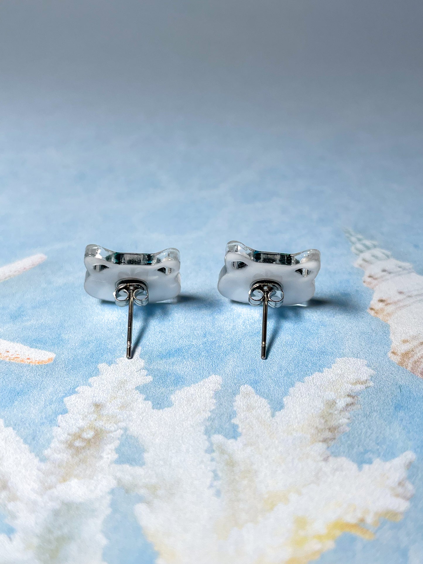 Odd-eye white cat earrings
