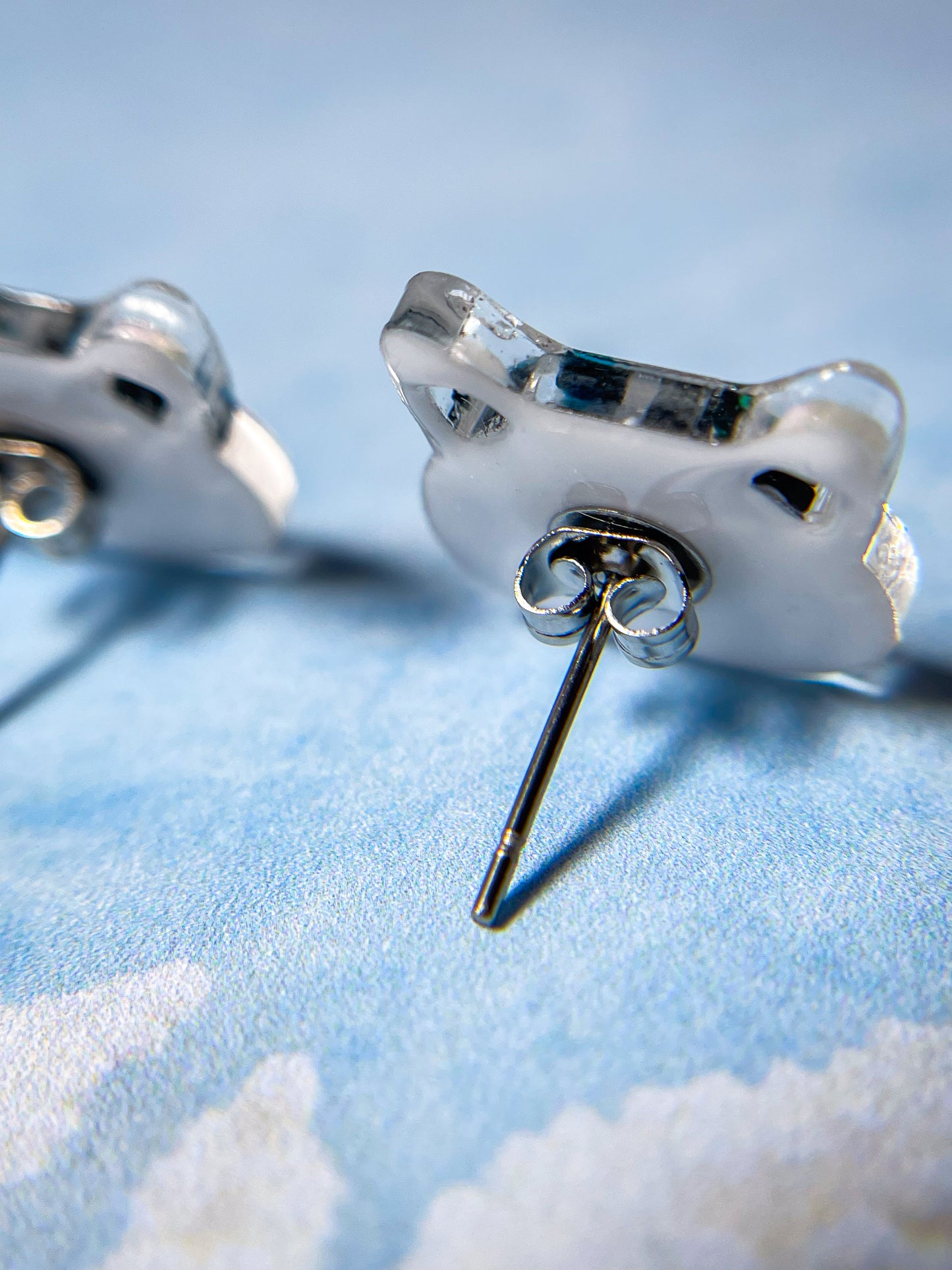 Odd-eye white cat earrings