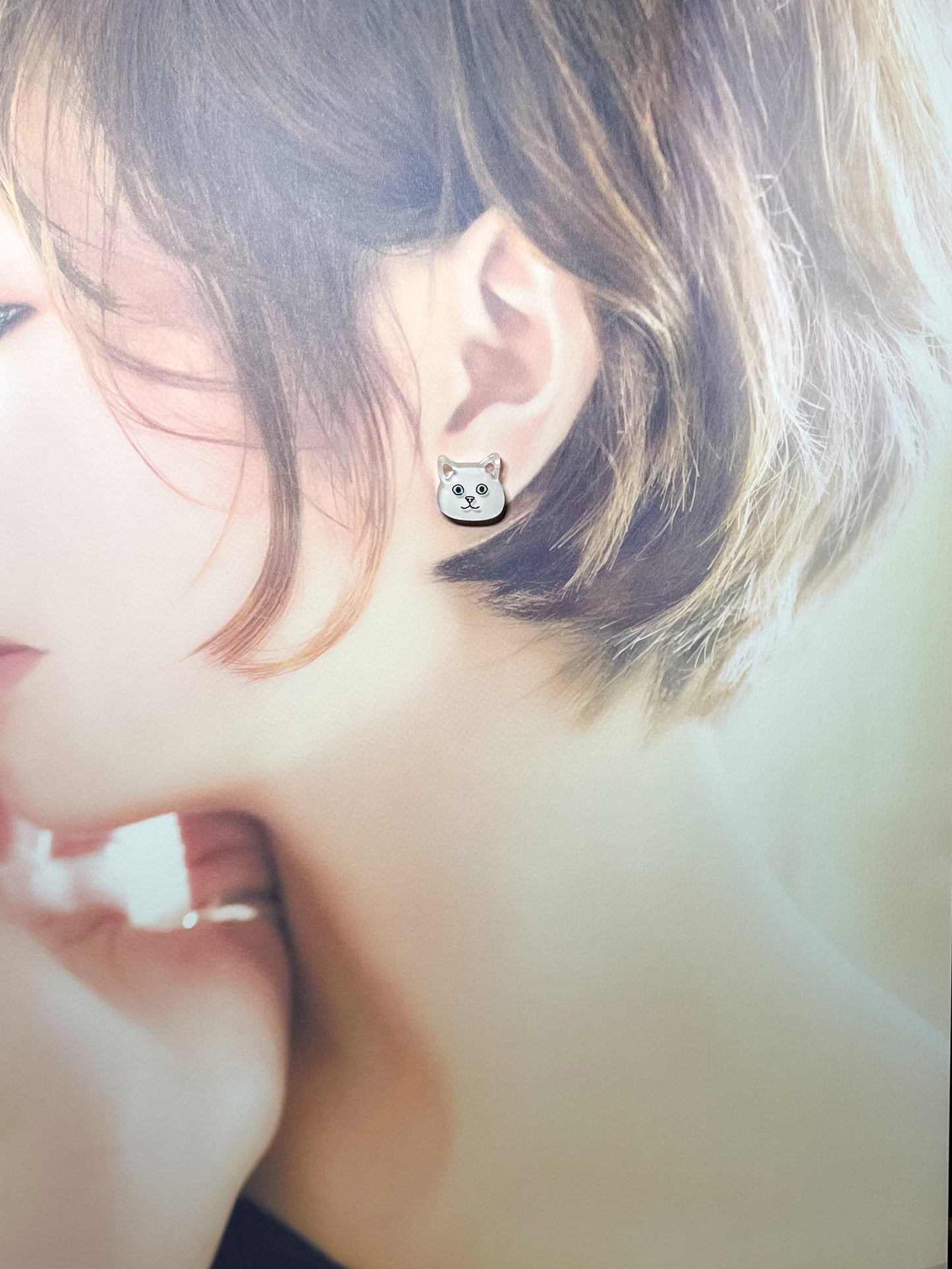 Odd-eye white cat earrings