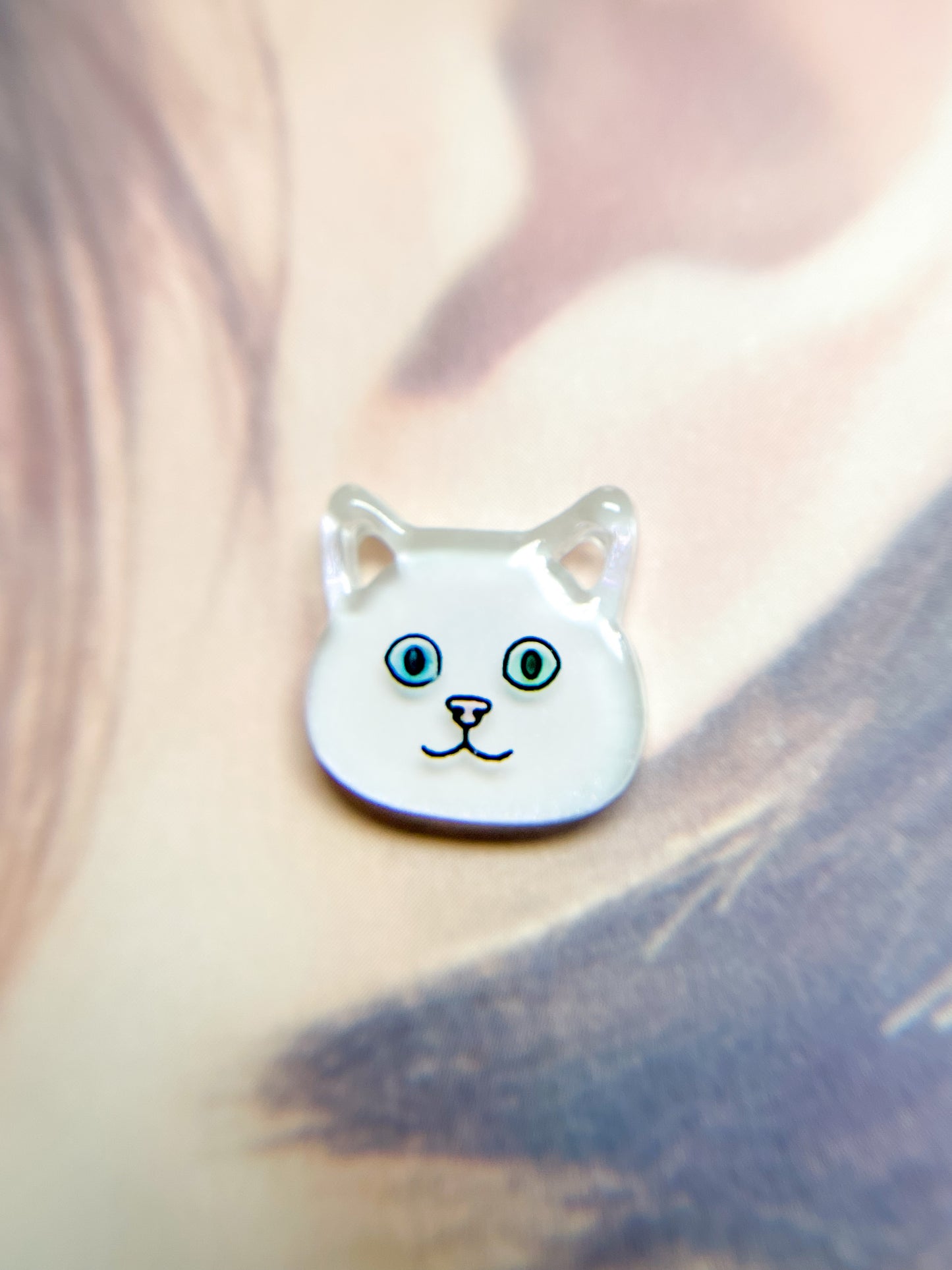 Odd-eye white cat earrings
