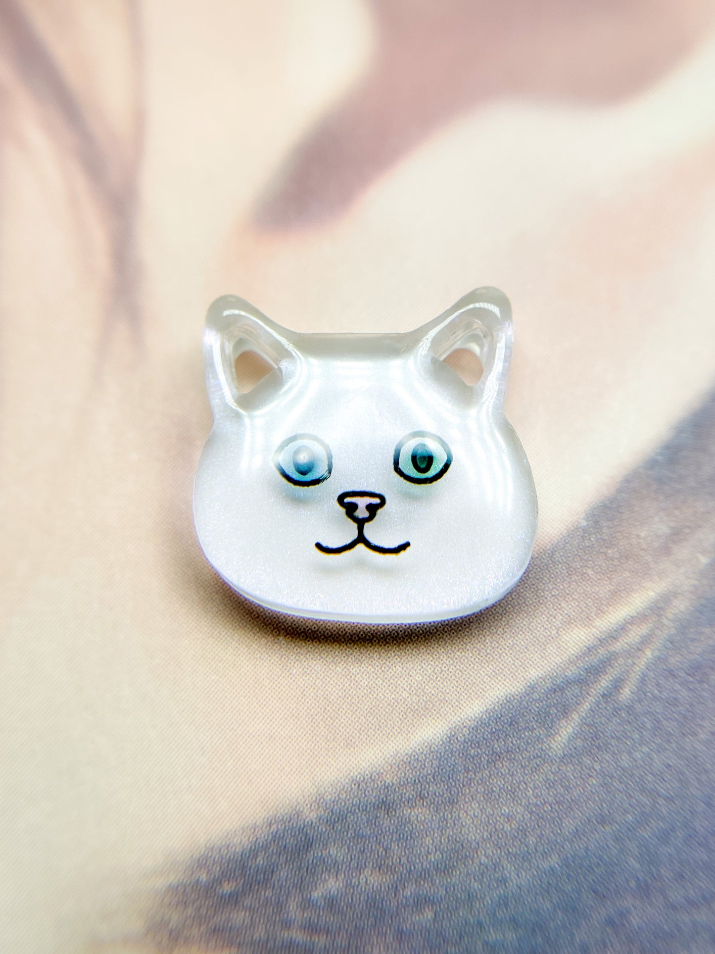 Odd-eye white cat earrings