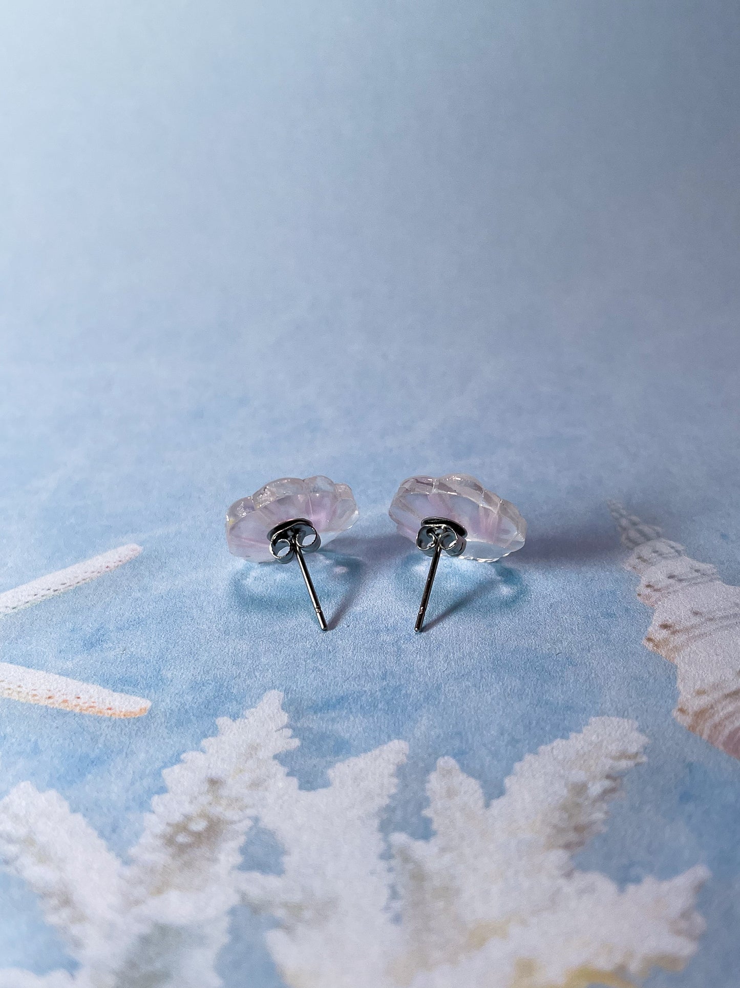 Clear seashell stud earrings (Pink)