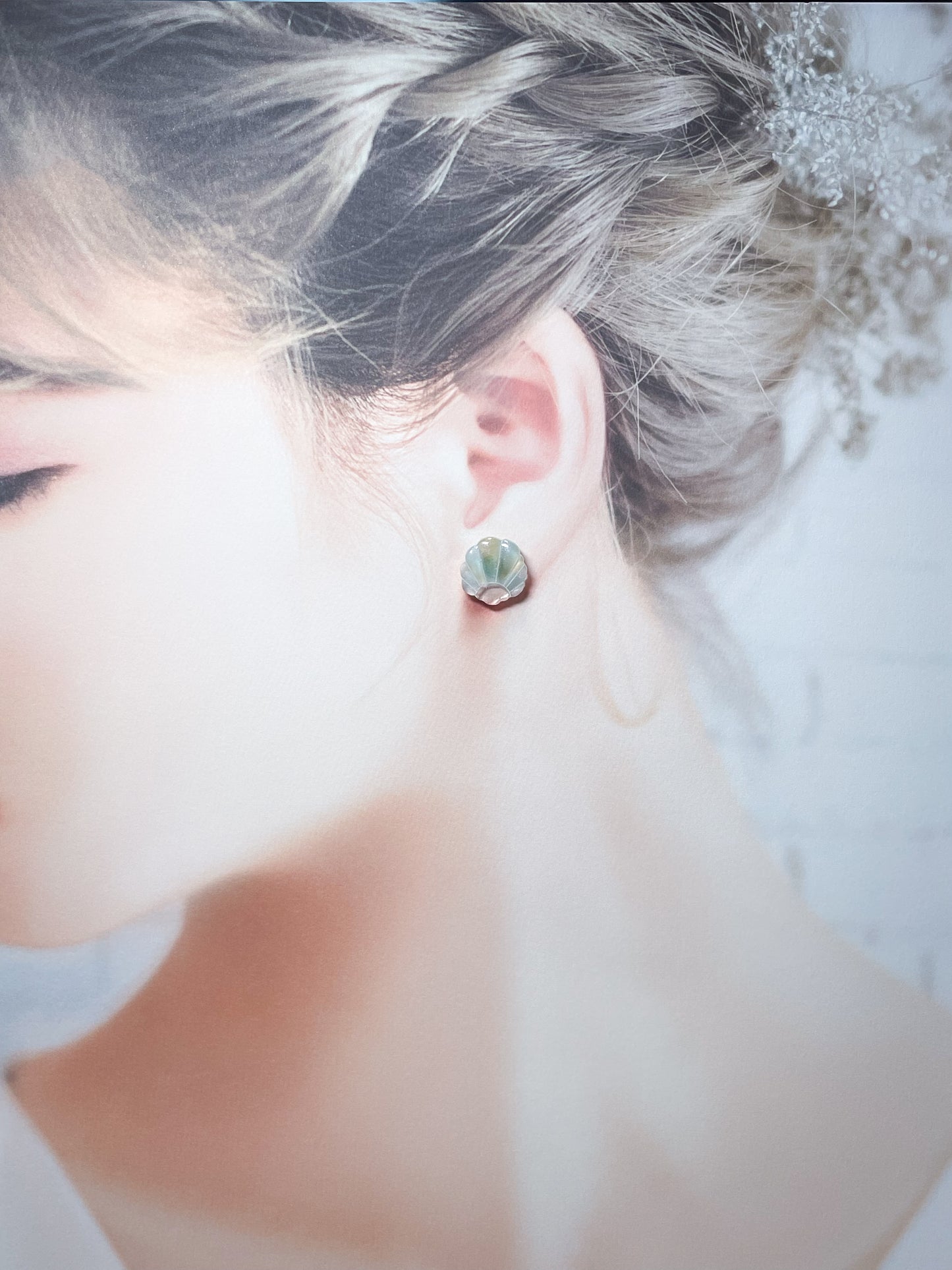 Clear seashell stud earrings (Blue)