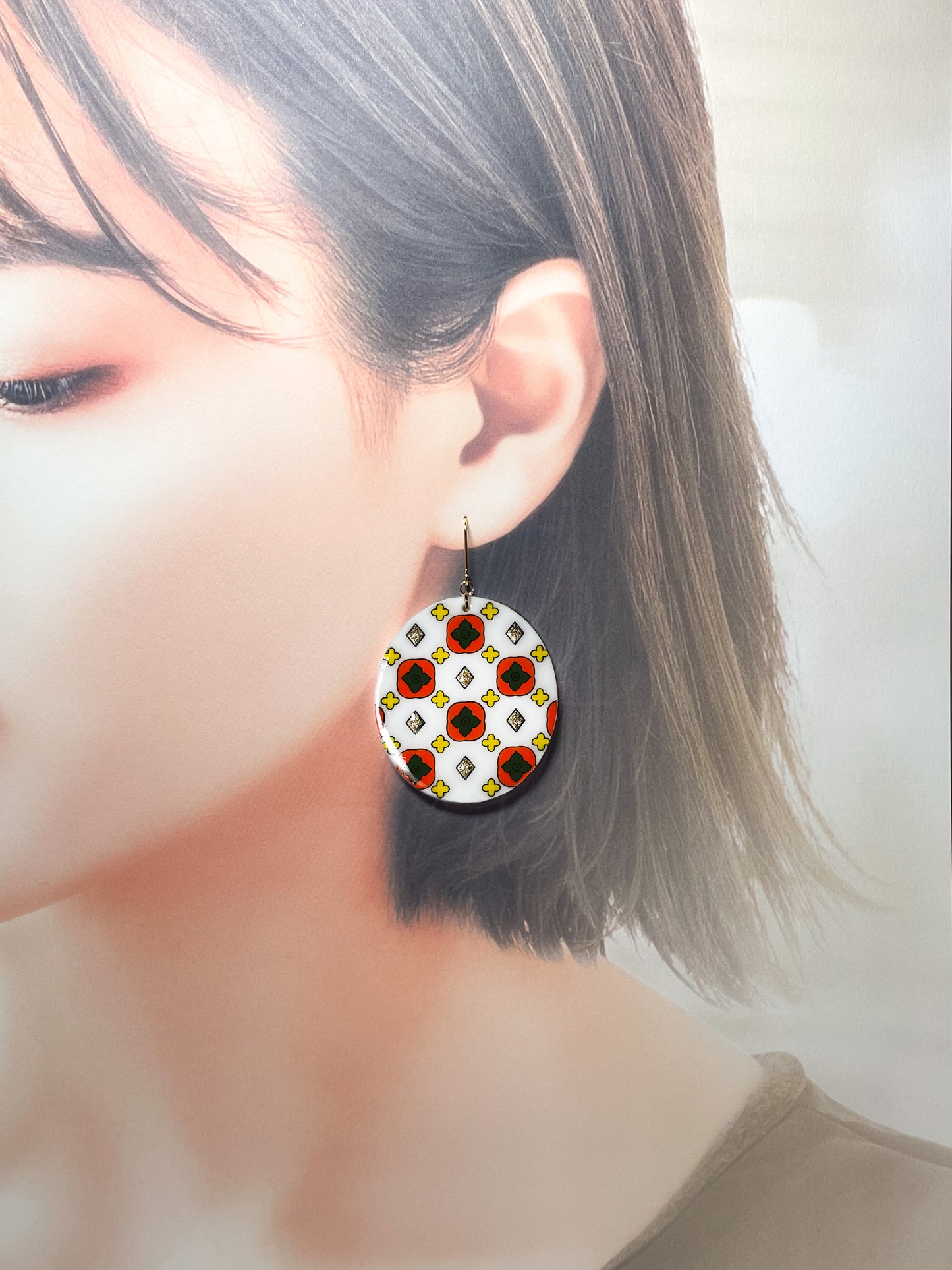 Persimmon pattern drop earrings (White)
