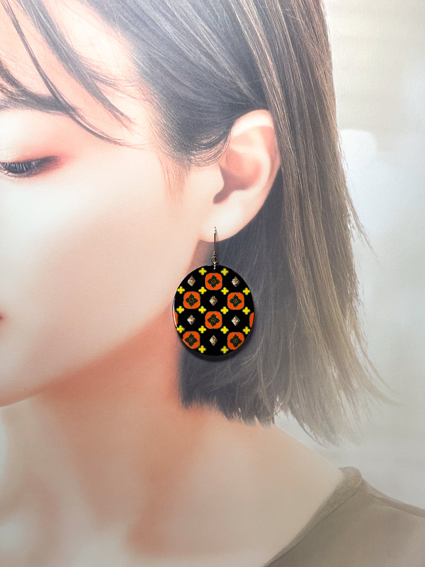 Persimmon pattern drop earrings (Black)