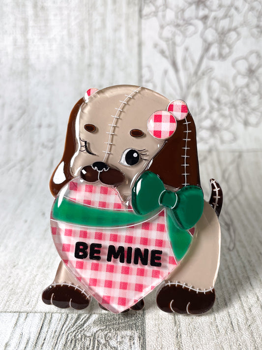 [Limited edition] Stuffed Dog in Love Brooch (Checkered heart with Green ribbon)