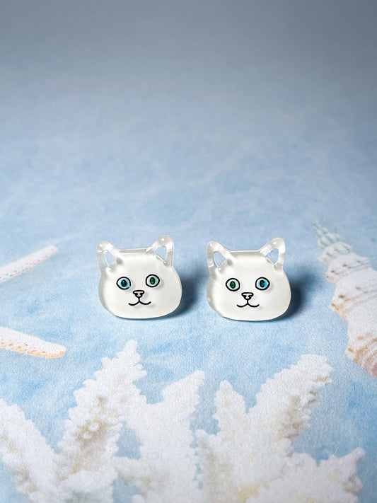 Odd-eye white cat earrings