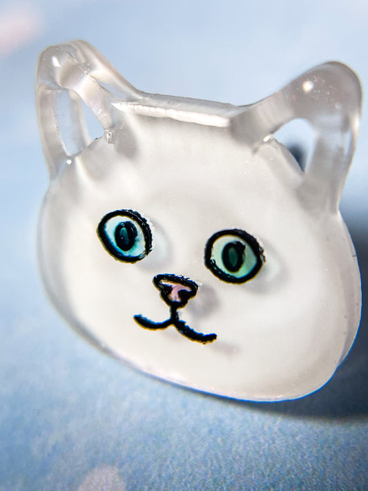 Odd-eye white cat earrings