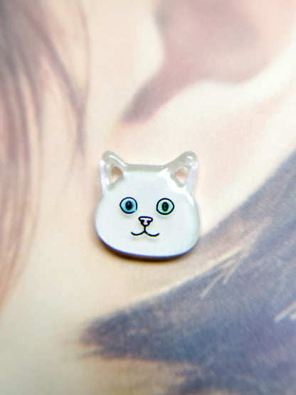 Odd-eye white cat earrings