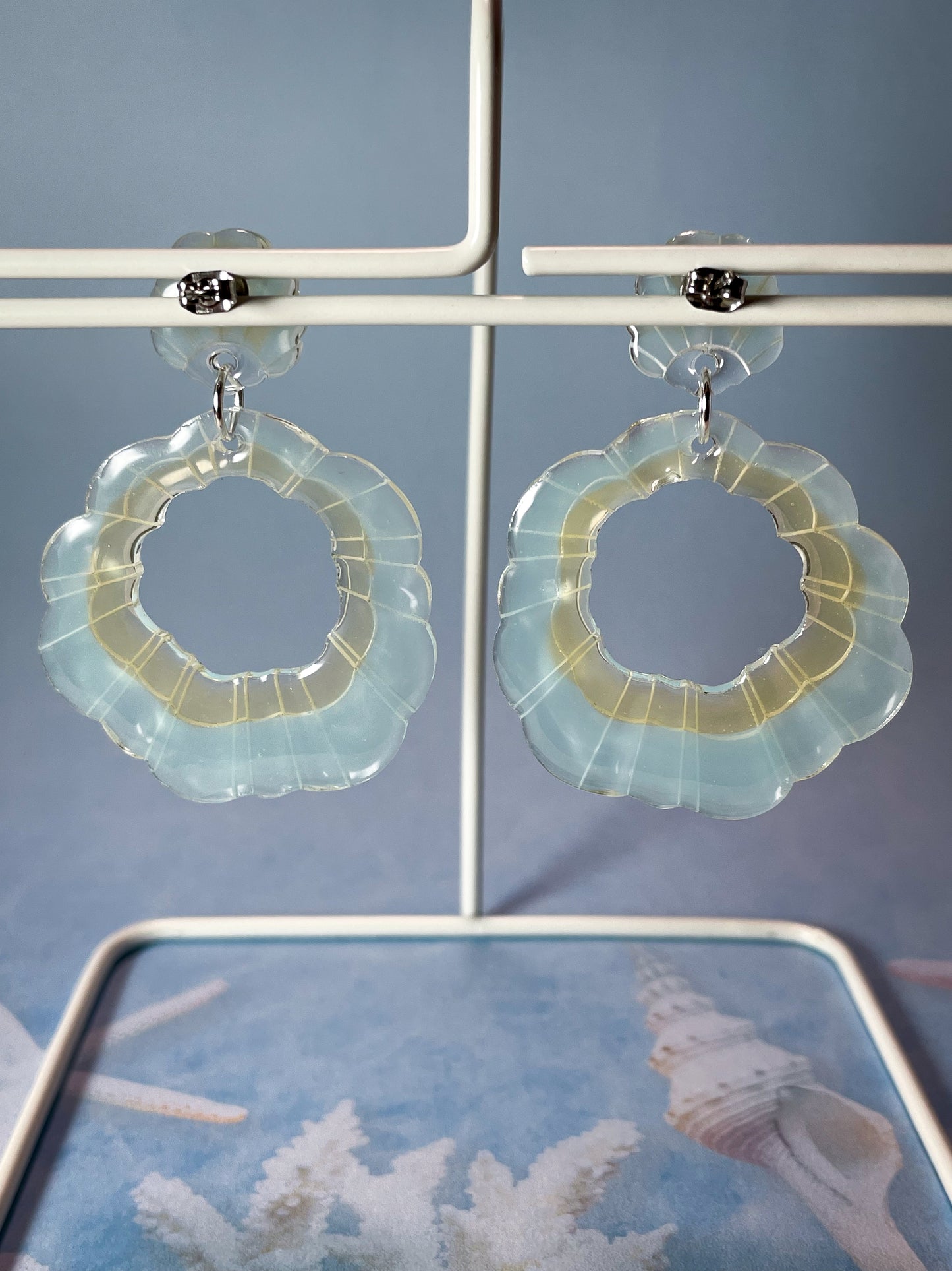 Clear seashell drop earrings (Blue)