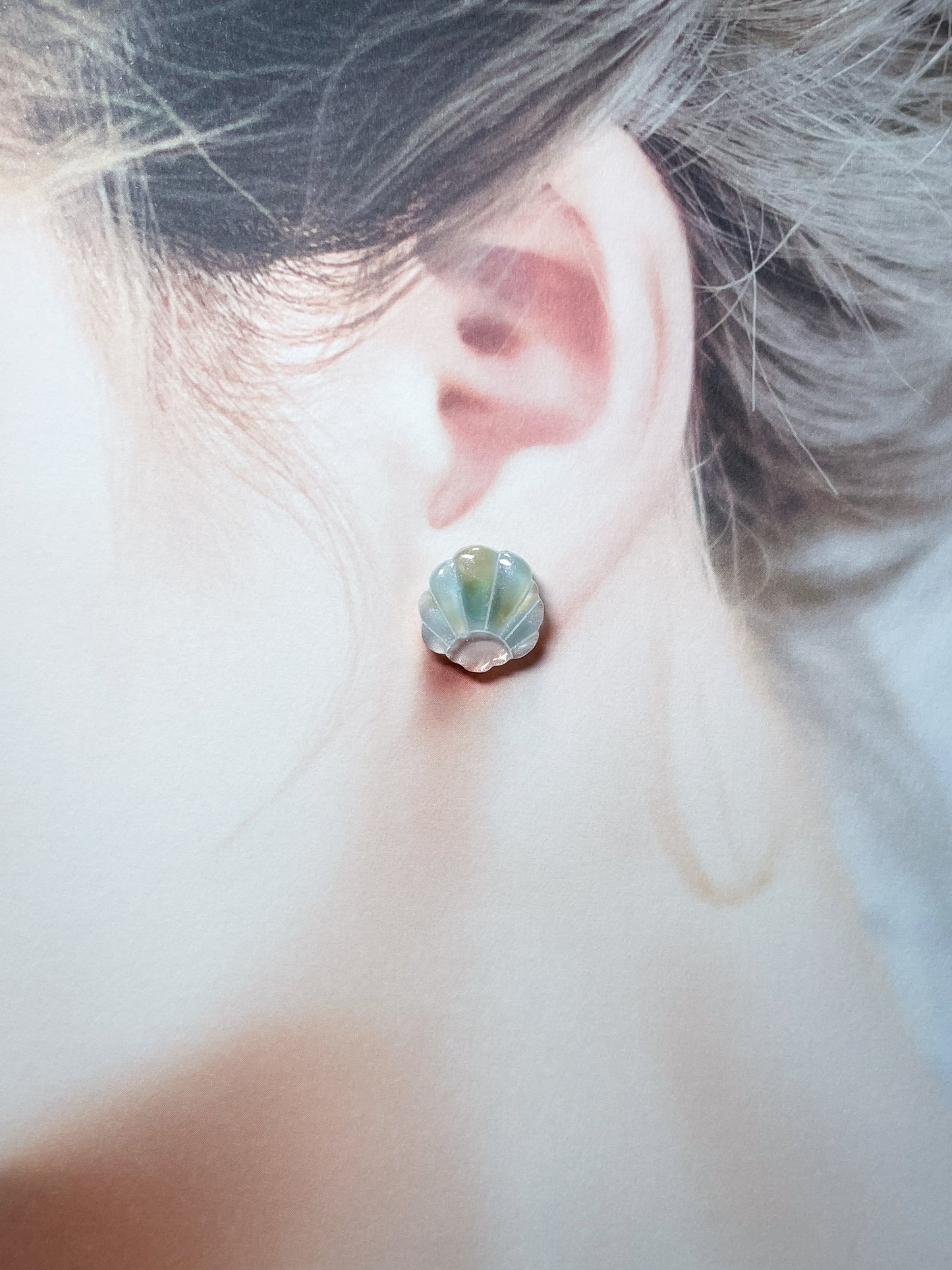 Clear seashell stud earrings (Blue)